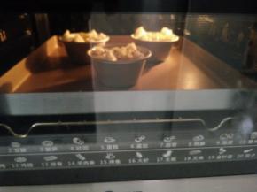 放入预热好的烤箱上下160度，烘烤20分钟。外表金黄即可。