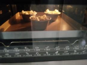 放入预热好的烤箱上下160度，烘烤20分钟。外表金黄即可。