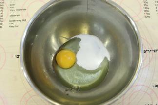 鸡蛋打入无水无油的打蛋盆内，一次性加入细砂糖。