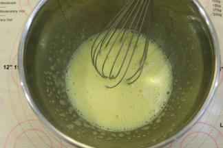 用手动打蛋器充分搅拌至糖化。