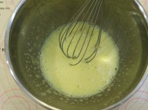 用手动打蛋器充分搅拌至糖化。