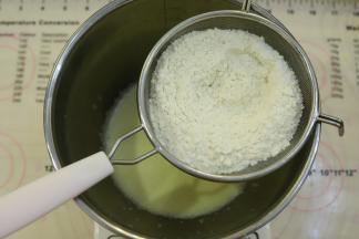 低筋面粉和泡打粉，盐混合均匀，筛入蛋液内。