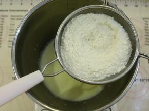 低筋面粉和泡打粉，盐混合均匀，筛入蛋液内。