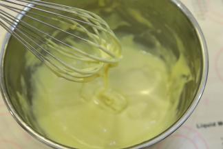 用蛋抽混合成无干粉的蛋糕糊。