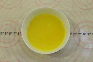 黄油隔热水融化。