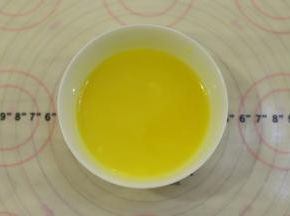 黄油隔热水融化。