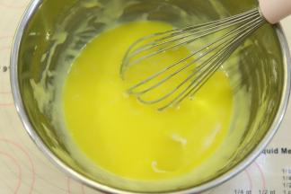 放至温热时加入刚才的蛋糕糊。