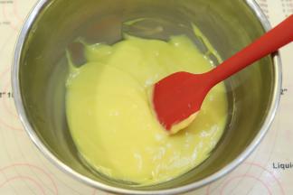 搅拌至油和蛋糕糊充分混合均匀。