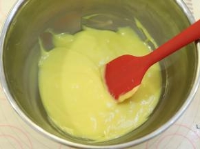 搅拌至油和蛋糕糊充分混合均匀。