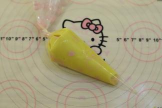 准备一个裱花袋，将蛋糕糊倒入裱花袋内，袋口扎紧，放入冰箱冷藏1小时。