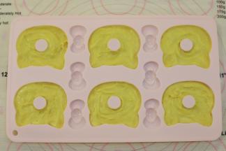 取出冷藏好的蛋糕糊，挤入6连的凯蒂猫甜甜圈模内，每个玛德琳模大概8分满即可。