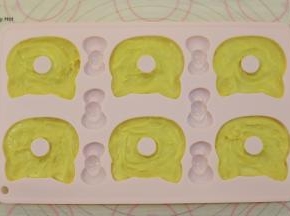 取出冷藏好的蛋糕糊，挤入6连的凯蒂猫甜甜圈模内，每个玛德琳模大概8分满即可。