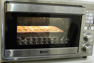 烤箱预热170度，上下火，中层，15分钟（边缘开始变焦就代表熟了）。