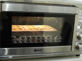 烤箱预热170度，上下火，中层，15分钟（边缘开始变焦就代表熟了）。