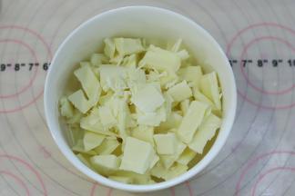 白色巧克力隔水融化（水温不宜过高）。