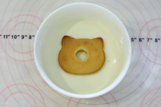 玛德琳的上面放入巧克力液内蘸一下。