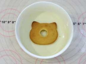 玛德琳的上面放入巧克力液内蘸一下。