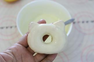 蘸好的玛德琳放在晾架上放凉后，表面再继续均匀的蘸满巧克力液。