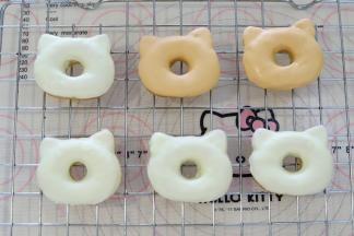 做好的所有甜甜圈放在晾架上放至凝结。