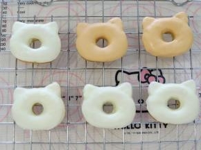 做好的所有甜甜圈放在晾架上放至凝结。