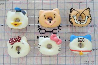 每个玛德琳画上可爱的卡通人物图案装饰。