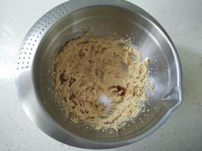 黄油提前软化，加入细砂糖和红糖，打至蓬松，加入盐和香草精搅打均匀。。