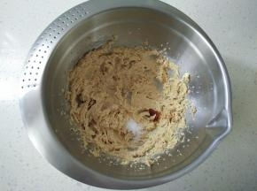 黄油提前软化，加入细砂糖和红糖，打至蓬松，加入盐和香草精搅打均匀。。