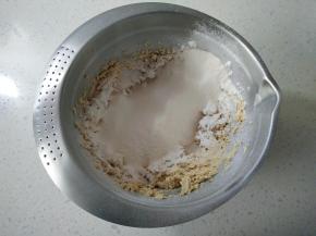 筛入小苏打，低筋面粉分两次筛入，用刮刀拌匀。