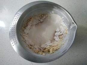 筛入小苏打，低筋面粉分两次筛入，用刮刀拌匀。