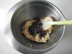 5放入切成大块的巧克力碎。