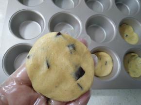 取23克左右的面团揉成圆球，再压扁。