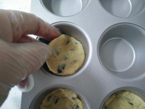 摆入模具底部，依次做好。