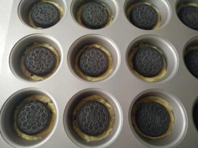 在中间位置放一片奥利奥饼干。