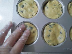 再取23克左右的面团揉圆、压扁，盖住奥利奥饼干，用手按压边缘接缝处，让面团包住奥利奥饼干。