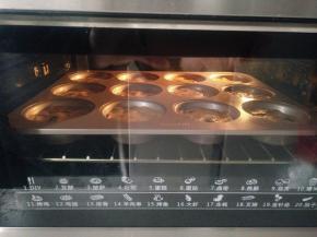 全部整好放入提起预热好的烤箱，上下160度，烘烤13-15分钟，用手按压表面没有沙沙声即可。