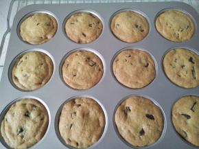 出炉用脱模刀脱模，放在网架上晾凉。