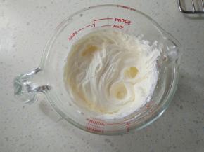 1淡奶油加糖打发，装入裱花袋。