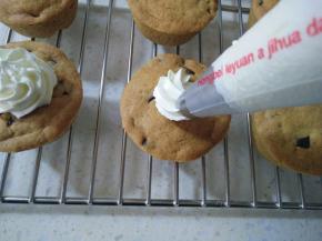 用八齿花嘴挤上一圈奶油。