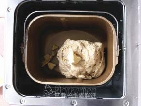 除黄油和黑芝麻外，将面团材料所有原材料倒入东菱面包机的面包桶中，注意酵母不要和盐、糖直接接触，启动一个和面程序，揉到面团较光滑，加入软化好的黄油，继续和面程序15分钟。