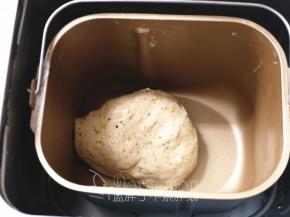 直到面团光滑柔软。