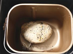 加入黑芝麻，搅拌均匀即可。