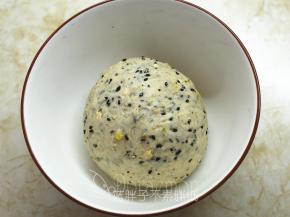 在打蛋盆内涂上薄薄的一层色拉油防粘，放入面团，盖上保鲜膜在温暖处发酵。