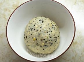 在打蛋盆内涂上薄薄的一层色拉油防粘，放入面团，盖上保鲜膜在温暖处发酵。
