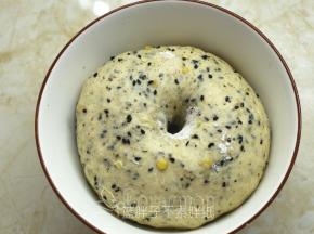 一直至面团涨到大两倍，用手指粘粉戳一个洞，不塌陷不回缩就代表发酵好了，大约需要60分钟。