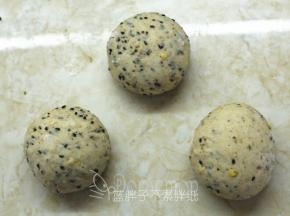将发酵好的面团排气后分割成3份，将面团滚圆，盖上保鲜膜，松弛15分钟。