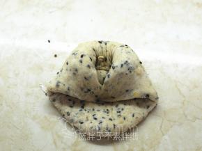 两边再往中间折，稍微压紧。