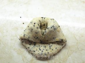 两边再往中间折，稍微压紧。