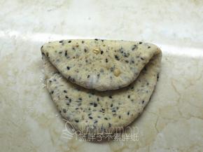 松弛好的面团擀成椭圆形，先把上面1/3向下折。