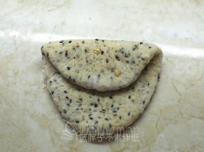 松弛好的面团擀成椭圆形，先把上面1/3向下折。