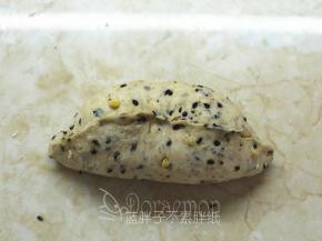 最后把剩下的1/3向上折，收口捏紧。